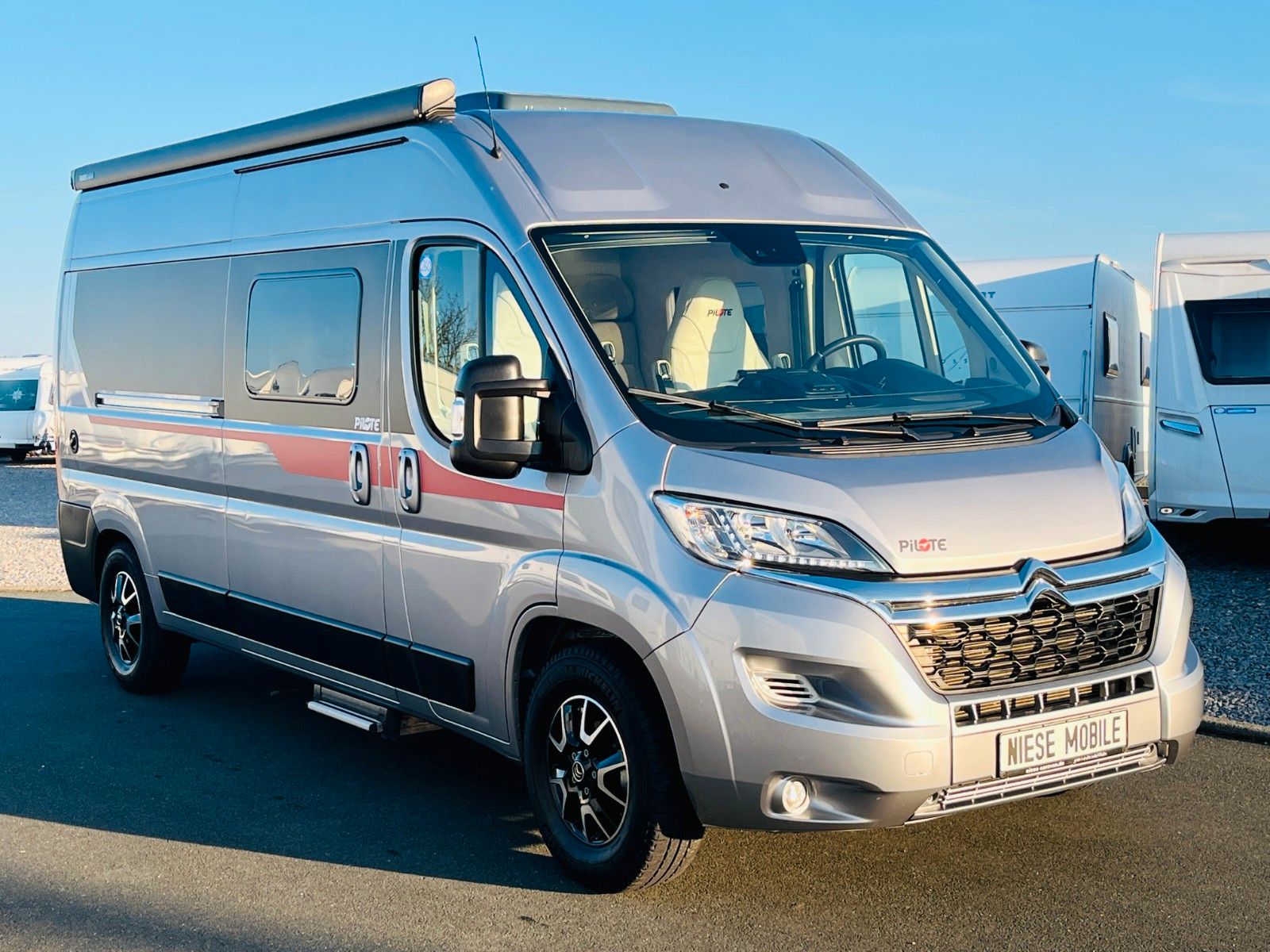 Fahrzeugabbildung Pilote V 600 GJ QUERBETT MARKISE SOLAR NAVI