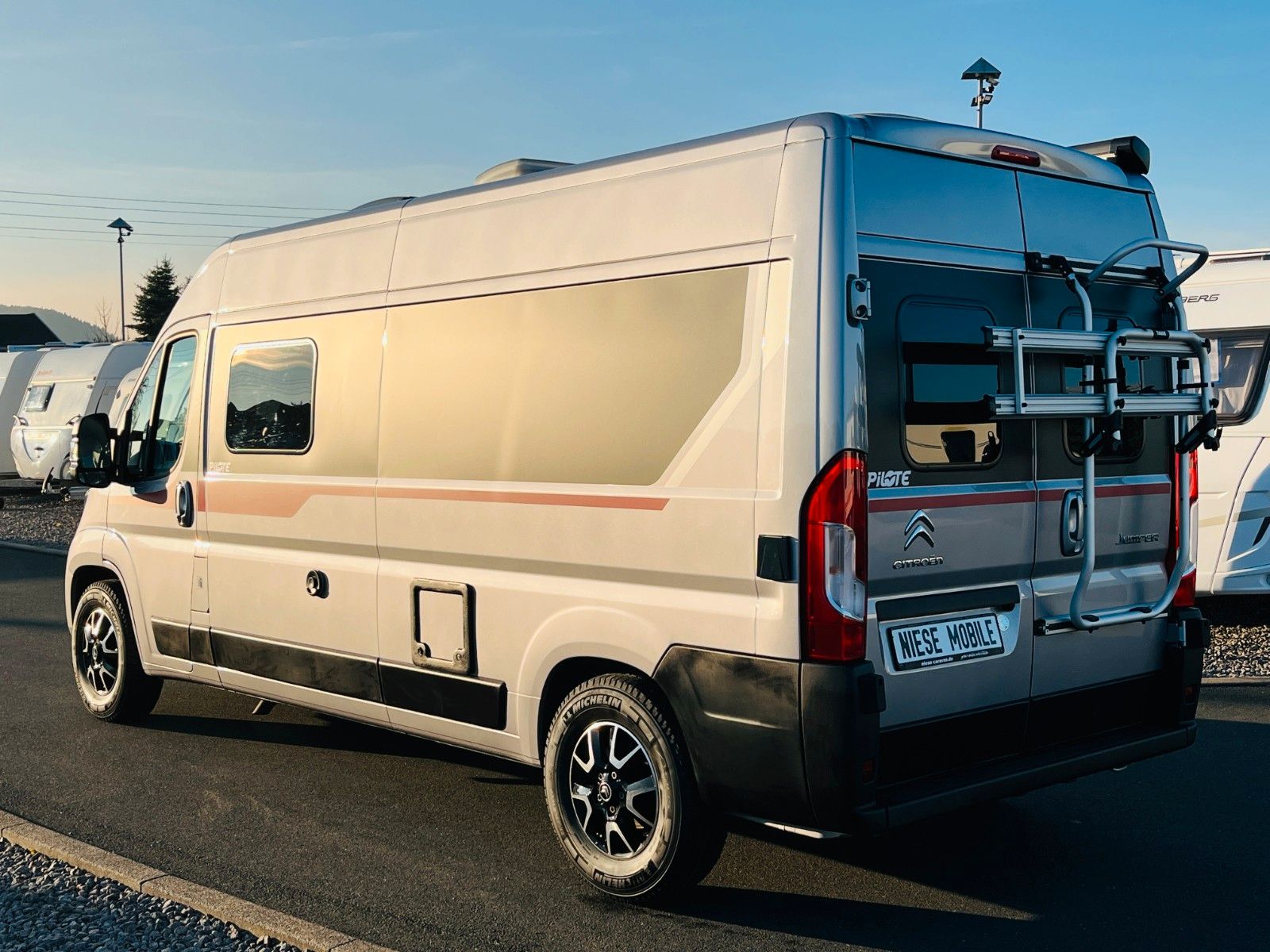 Fahrzeugabbildung Pilote V 600 GJ QUERBETT MARKISE SOLAR NAVI