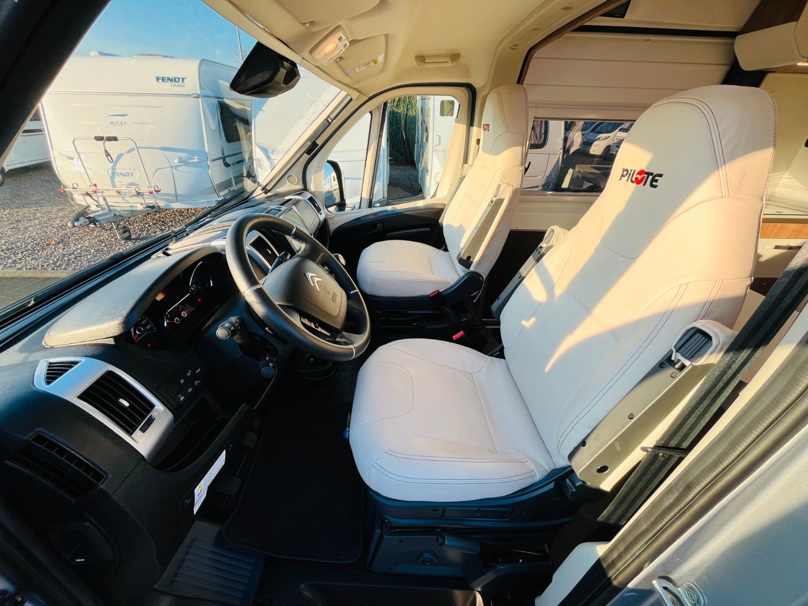 Fahrzeugabbildung Pilote V 600 GJ QUERBETT MARKISE SOLAR NAVI