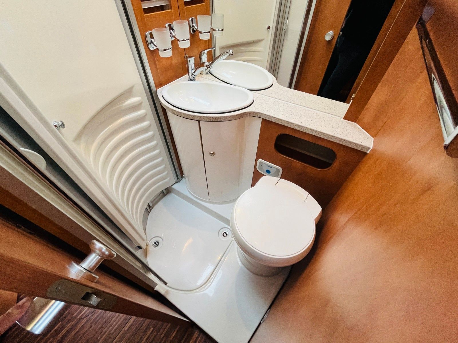 Fahrzeugabbildung Carthago CHIC C-LINE I 4.2 QUERBETT SOLAR WINTERFEST