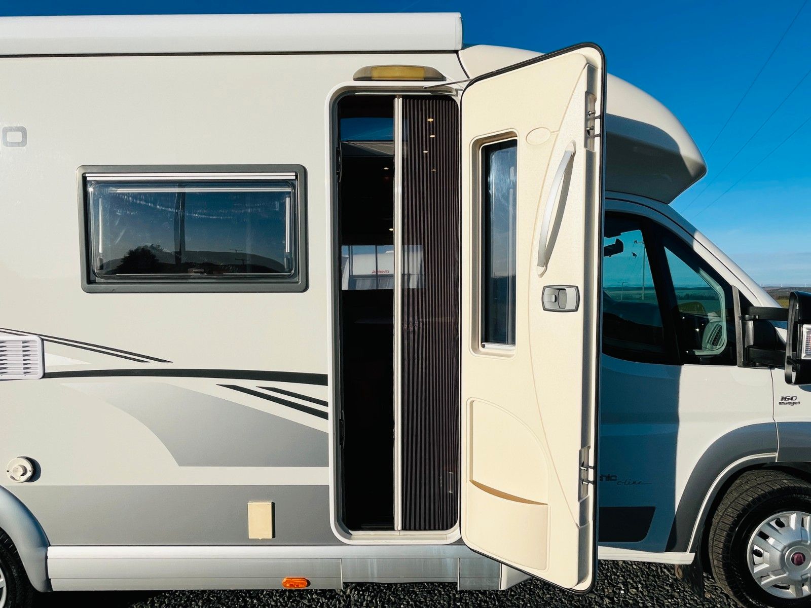 Fahrzeugabbildung Carthago CHIC C-LINE T 4.3 EINZELBETTEN SAT TV SOLAR 3,0L