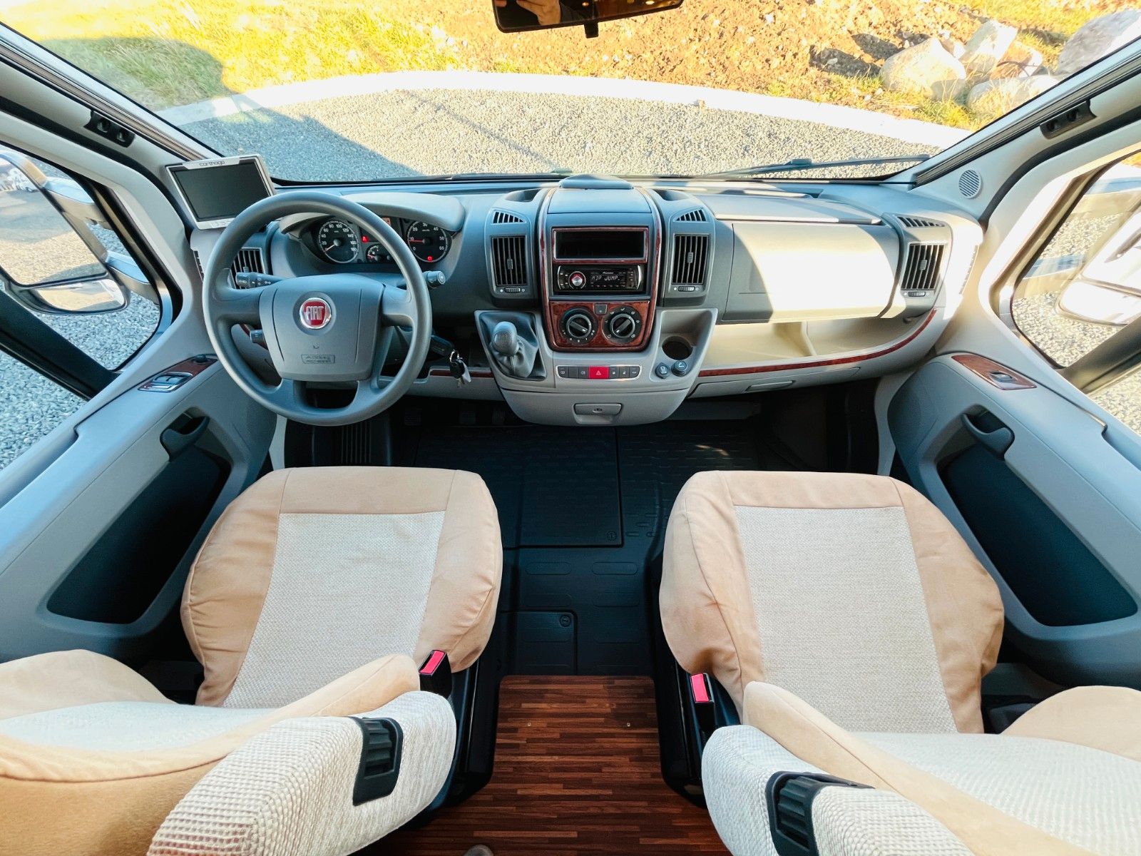 Fahrzeugabbildung Carthago CHIC C-LINE T 4.3 EINZELBETTEN SAT TV SOLAR 3,0L