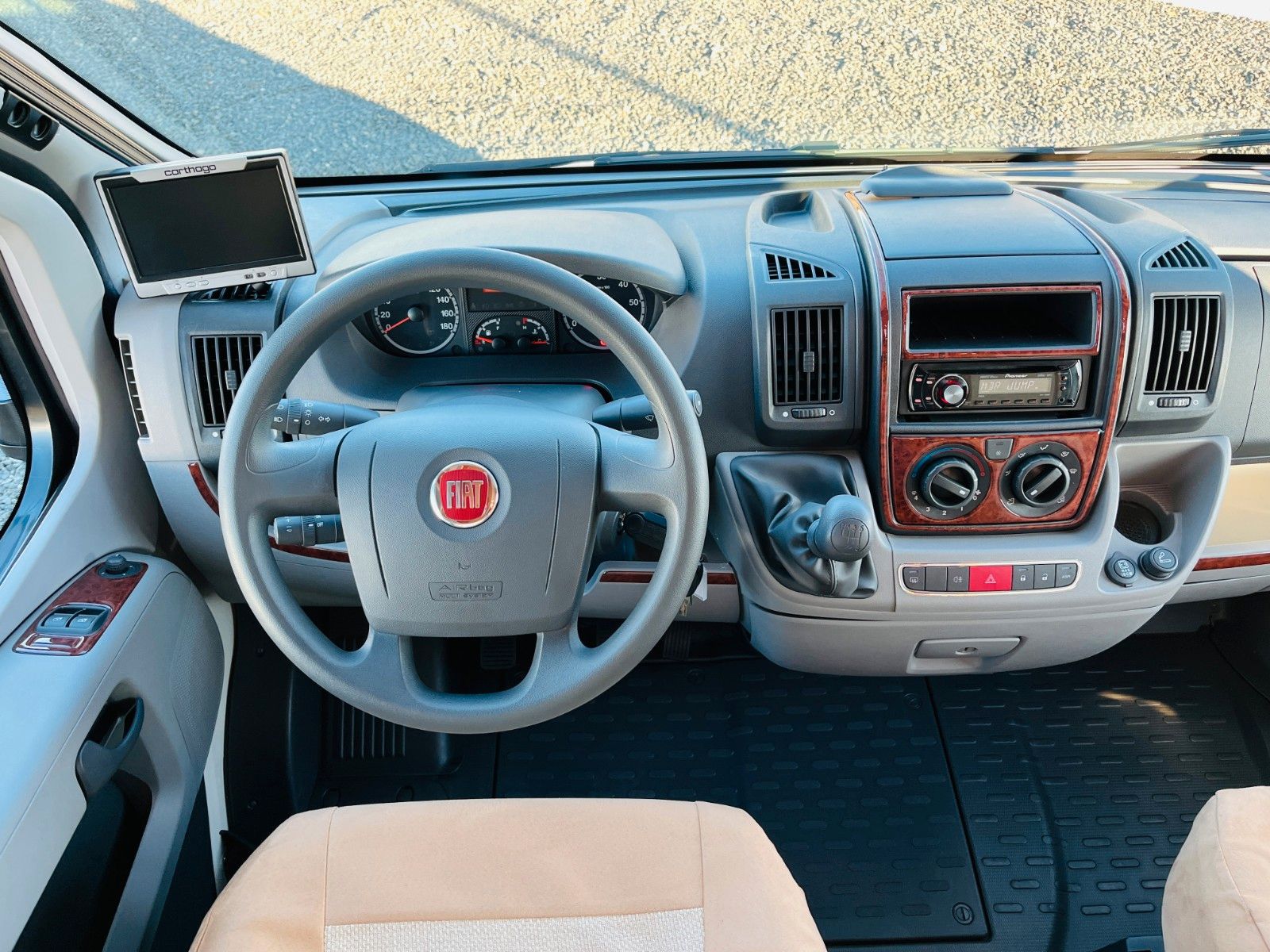 Fahrzeugabbildung Carthago CHIC C-LINE T 4.3 EINZELBETTEN SAT TV SOLAR 3,0L