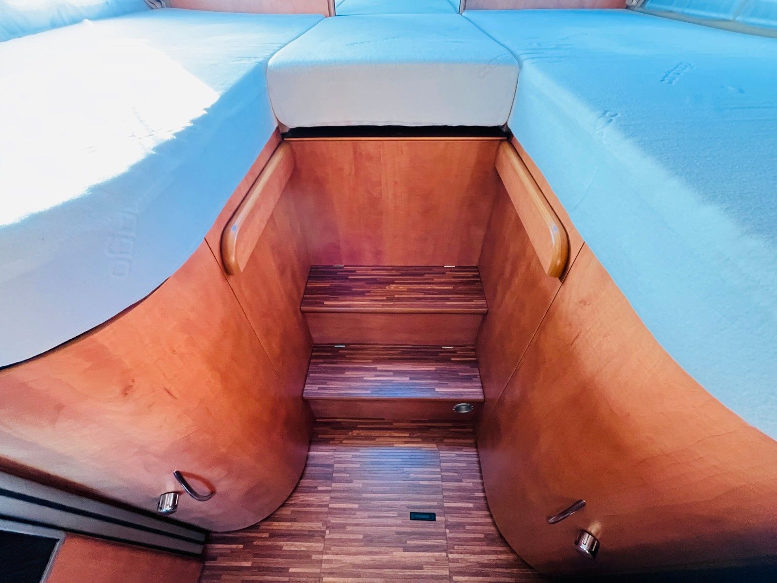 Fahrzeugabbildung Carthago CHIC C-LINE T 4.3 EINZELBETTEN SAT TV SOLAR 3,0L