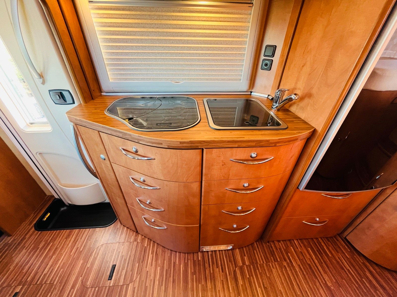 Fahrzeugabbildung Carthago CHIC C-LINE T 4.3 EINZELBETTEN SAT TV SOLAR 3,0L