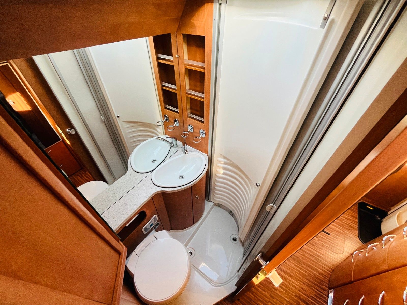 Fahrzeugabbildung Carthago CHIC C-LINE T 4.3 EINZELBETTEN SAT TV SOLAR 3,0L