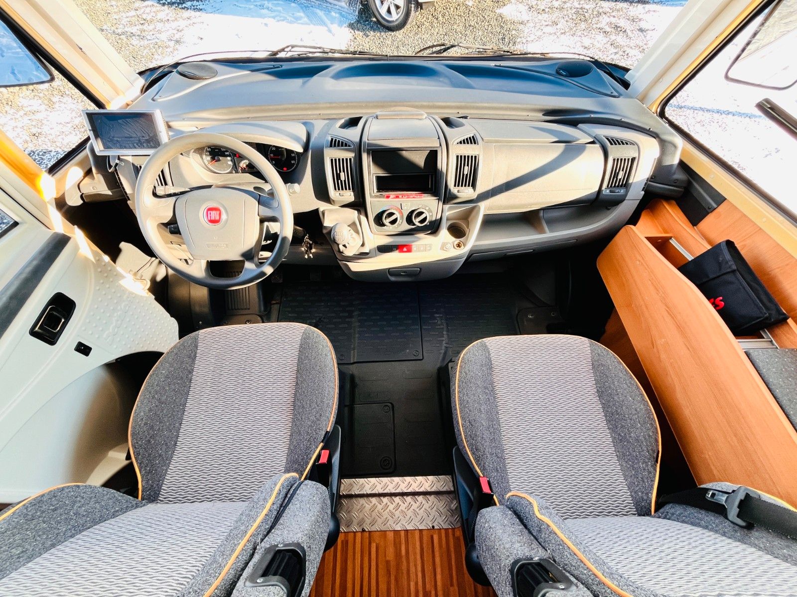 Fahrzeugabbildung Dethleffs GLOBEBUS 005 HUBBETT GROßE SITZGRUPPE SAT SOLAR