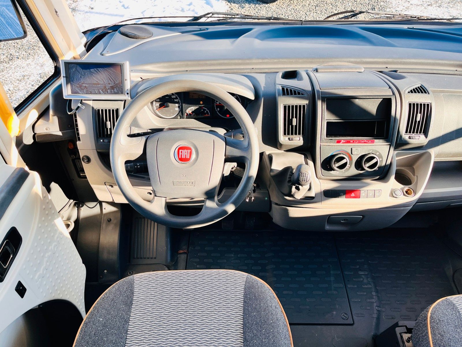 Fahrzeugabbildung Dethleffs GLOBEBUS 005 HUBBETT GROßE SITZGRUPPE SAT SOLAR