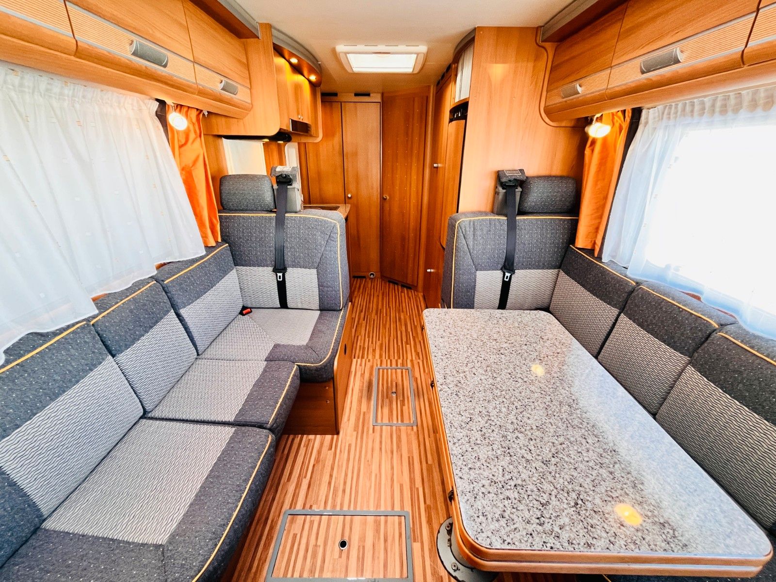 Fahrzeugabbildung Dethleffs GLOBEBUS 005 HUBBETT GROßE SITZGRUPPE SAT SOLAR