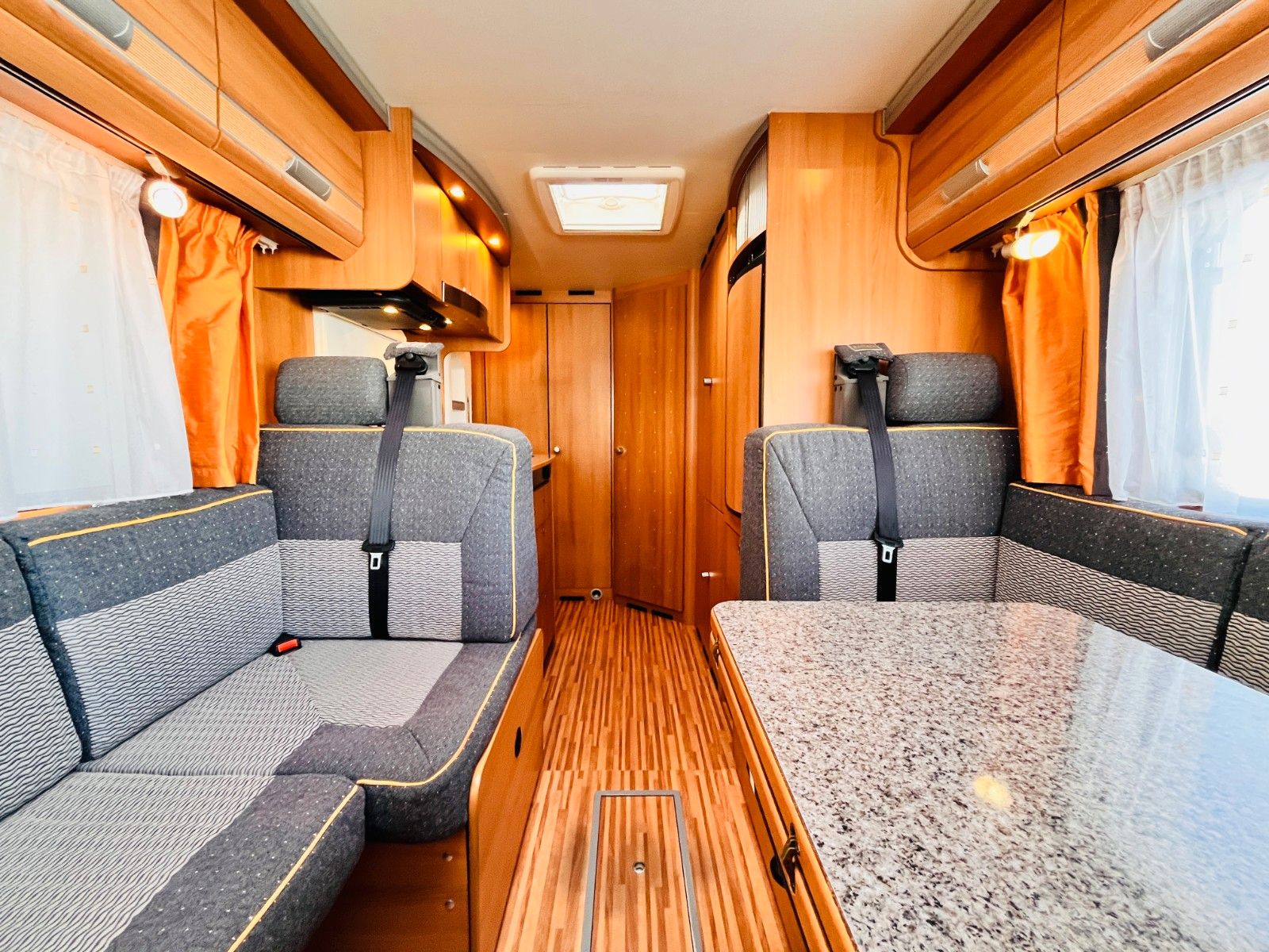 Fahrzeugabbildung Dethleffs GLOBEBUS 005 HUBBETT GROßE SITZGRUPPE SAT SOLAR