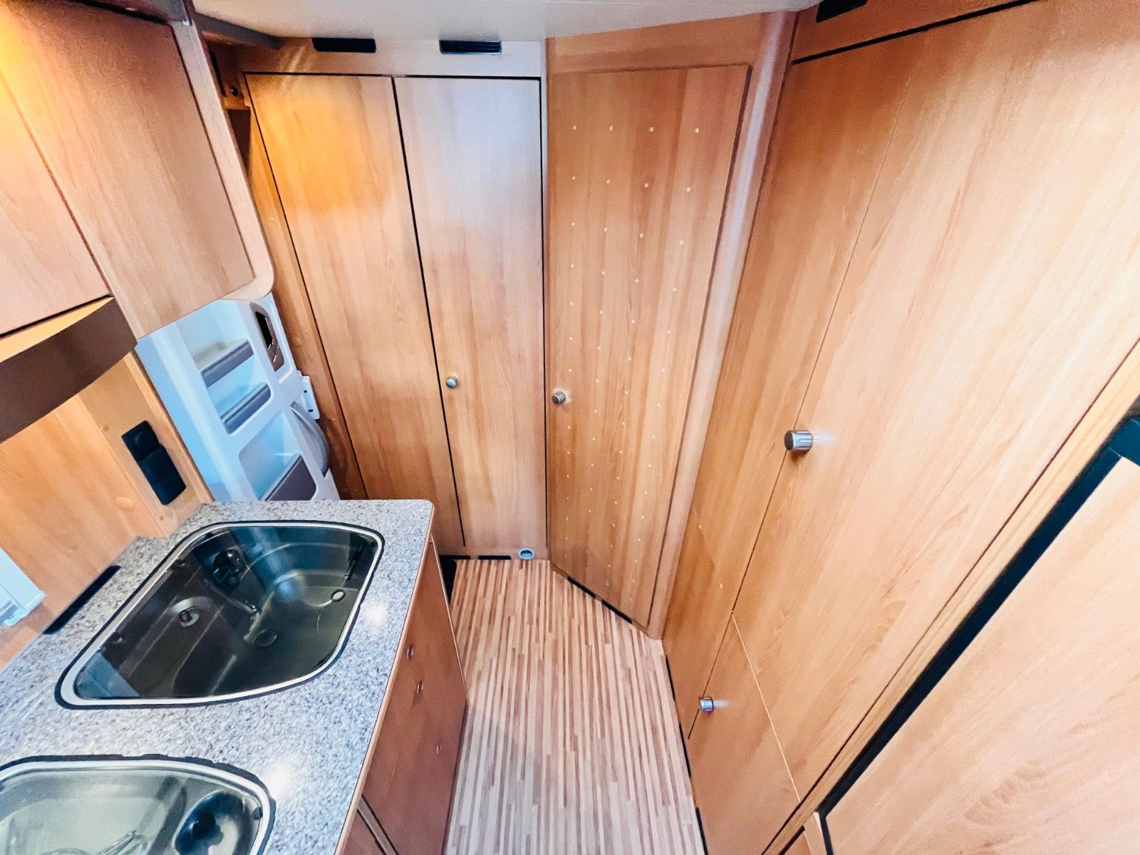 Fahrzeugabbildung Dethleffs GLOBEBUS 005 HUBBETT GROßE SITZGRUPPE SAT SOLAR