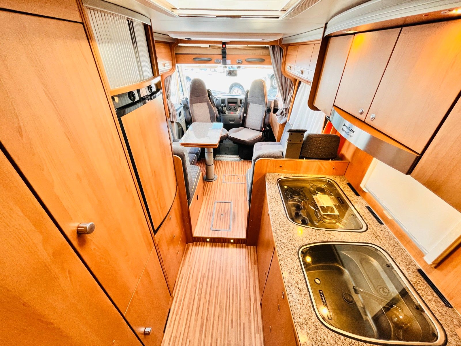 Fahrzeugabbildung Dethleffs GLOBEBUS 005 HUBBETT GROßE SITZGRUPPE SAT SOLAR