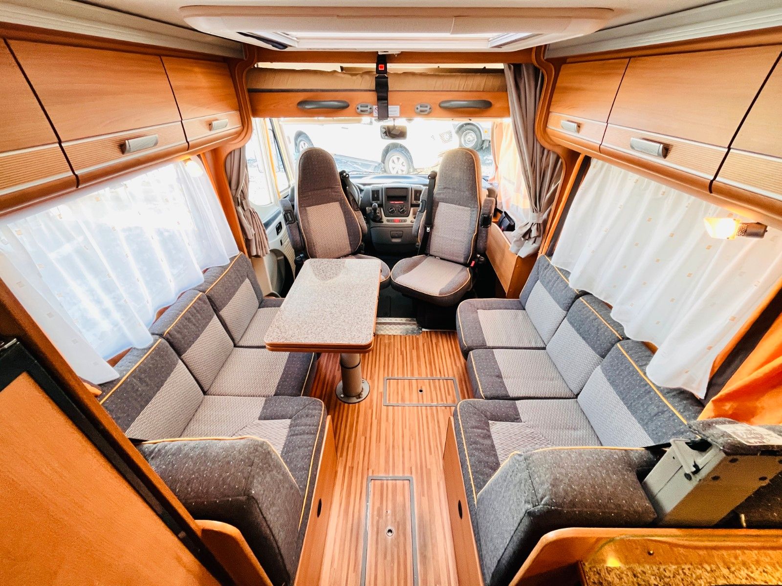 Fahrzeugabbildung Dethleffs GLOBEBUS 005 HUBBETT GROßE SITZGRUPPE SAT SOLAR