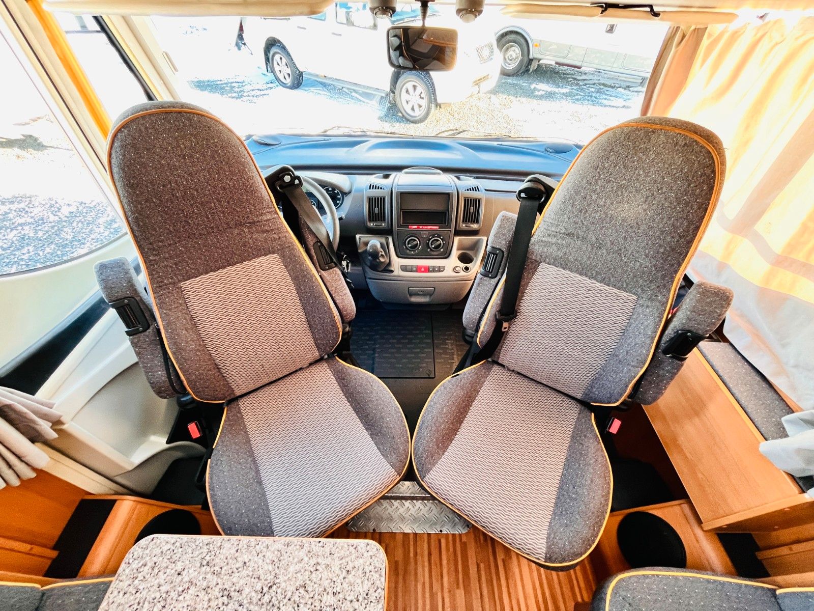 Fahrzeugabbildung Dethleffs GLOBEBUS 005 HUBBETT GROßE SITZGRUPPE SAT SOLAR