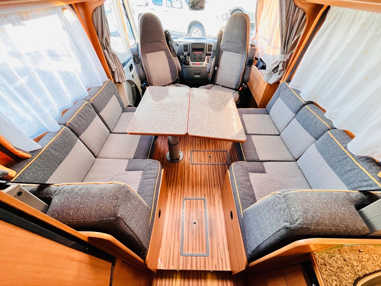 Fahrzeugabbildung Dethleffs GLOBEBUS 005 HUBBETT GROßE SITZGRUPPE SAT SOLAR