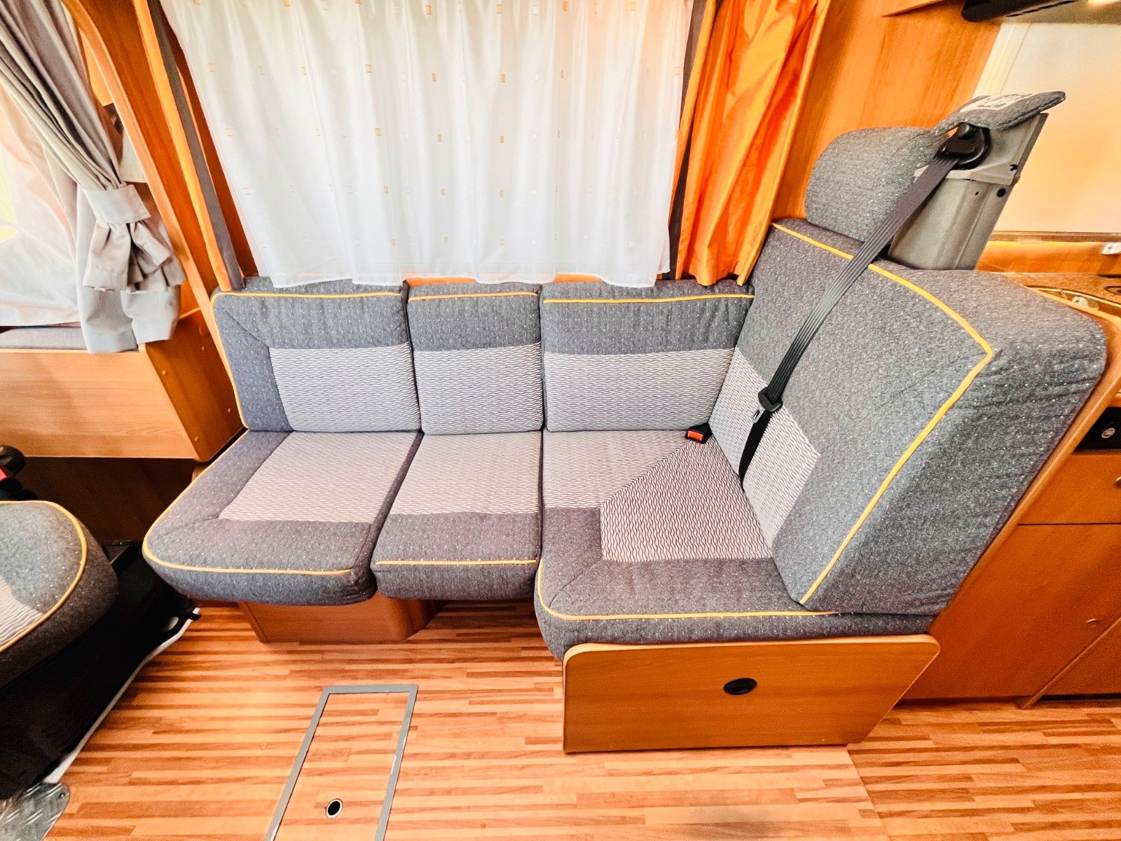 Fahrzeugabbildung Dethleffs GLOBEBUS 005 HUBBETT GROßE SITZGRUPPE SAT SOLAR