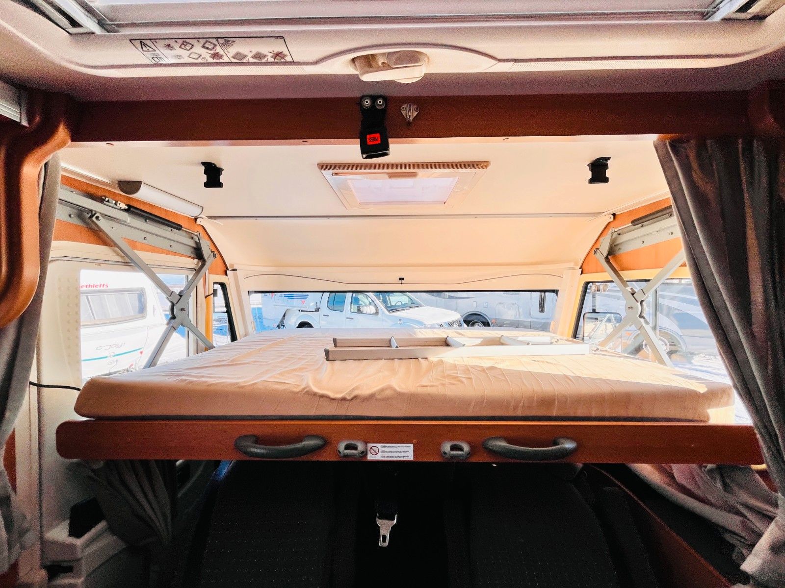 Fahrzeugabbildung Dethleffs GLOBEBUS 005 HUBBETT GROßE SITZGRUPPE SAT SOLAR