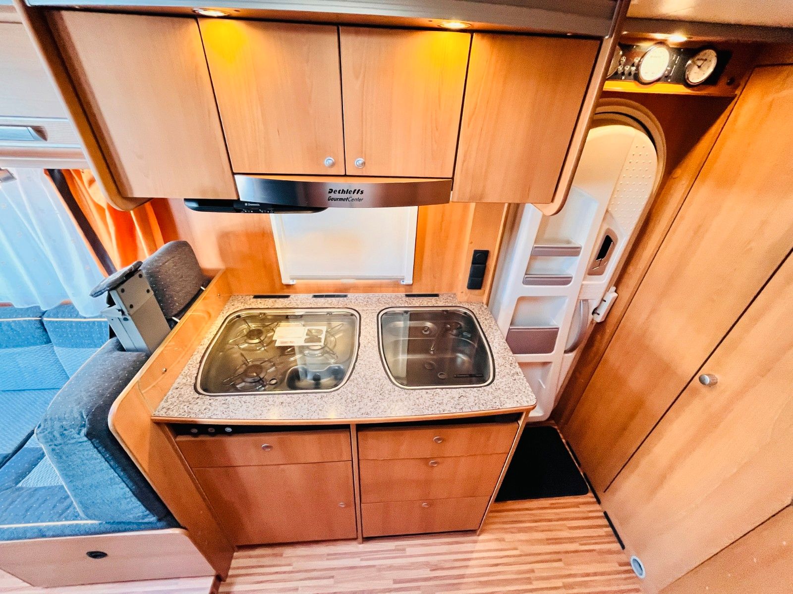 Fahrzeugabbildung Dethleffs GLOBEBUS 005 HUBBETT GROßE SITZGRUPPE SAT SOLAR