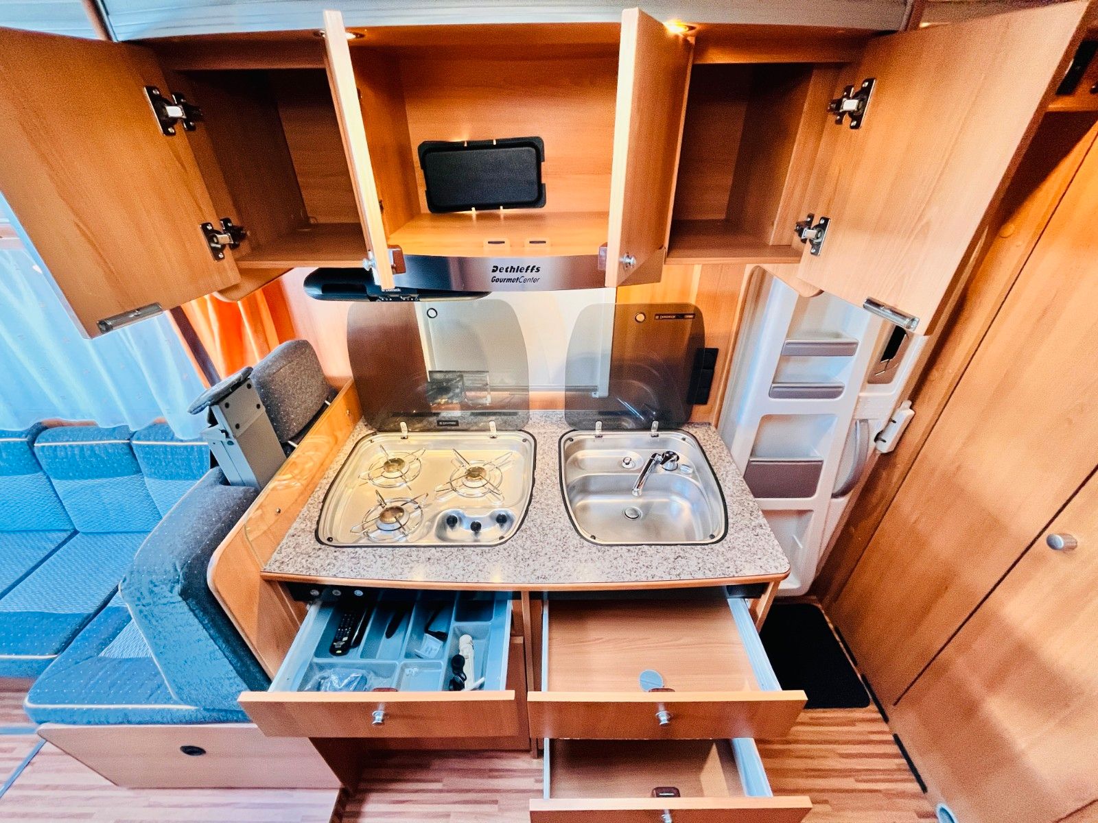 Fahrzeugabbildung Dethleffs GLOBEBUS 005 HUBBETT GROßE SITZGRUPPE SAT SOLAR