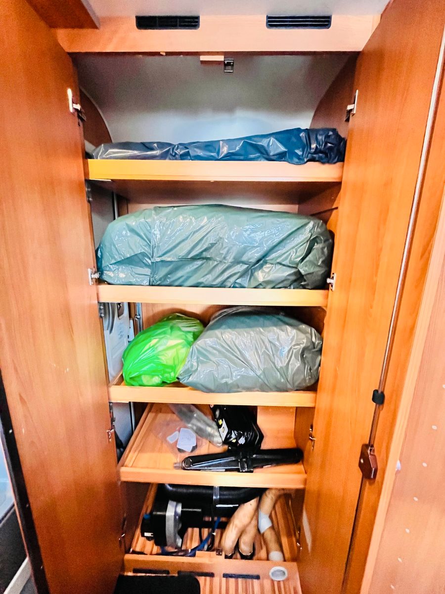 Fahrzeugabbildung Dethleffs GLOBEBUS 005 HUBBETT GROßE SITZGRUPPE SAT SOLAR