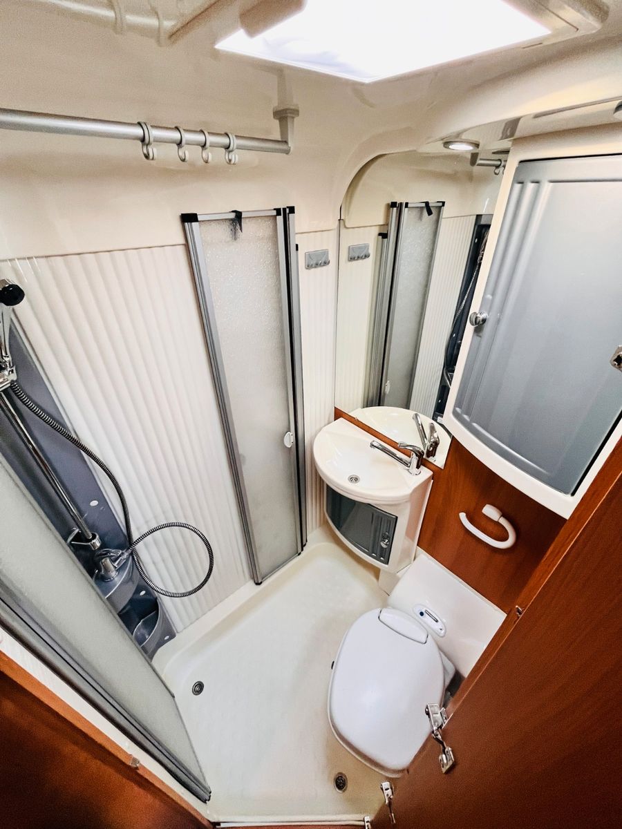 Fahrzeugabbildung Dethleffs GLOBEBUS 005 HUBBETT GROßE SITZGRUPPE SAT SOLAR