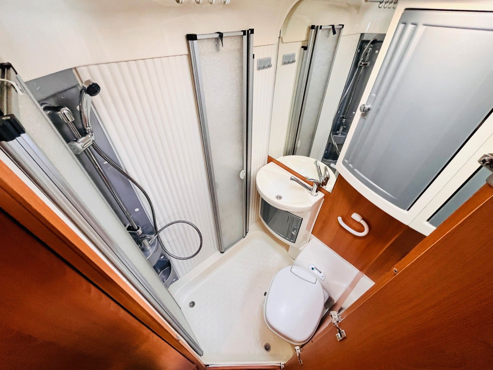 Fahrzeugabbildung Dethleffs GLOBEBUS 005 HUBBETT GROßE SITZGRUPPE SAT SOLAR