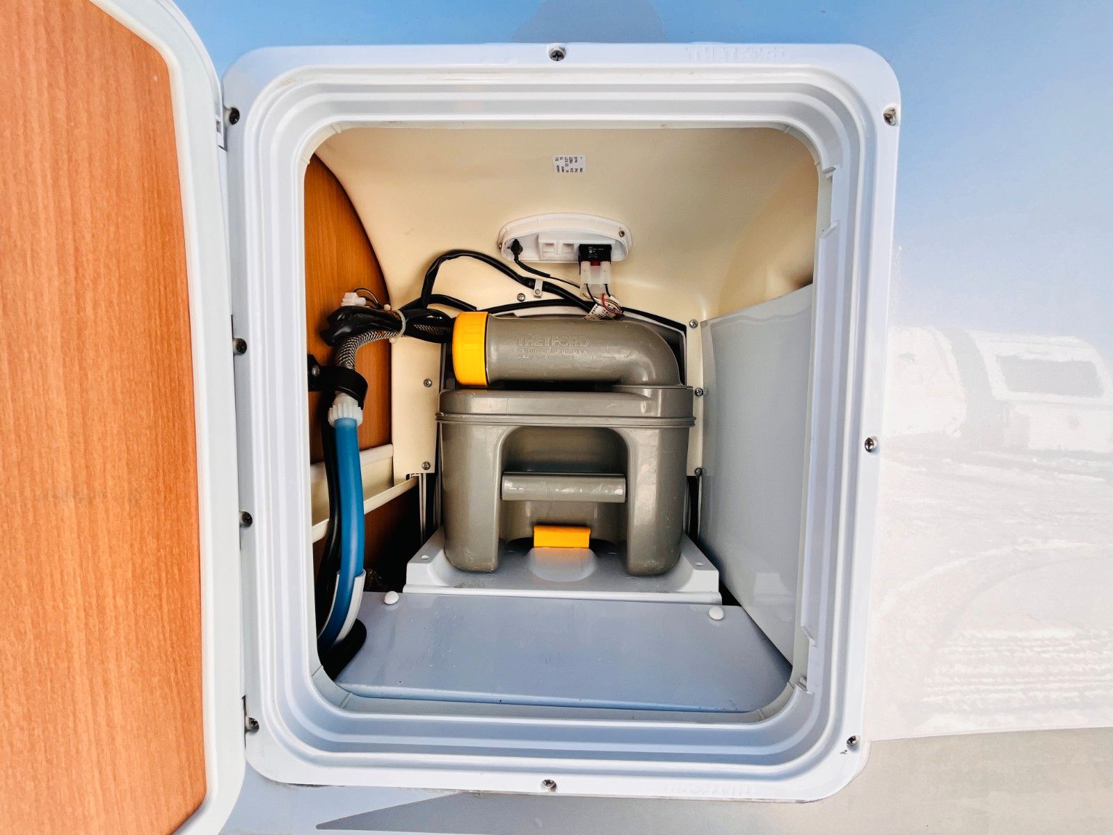 Fahrzeugabbildung Dethleffs GLOBEBUS 005 HUBBETT GROßE SITZGRUPPE SAT SOLAR