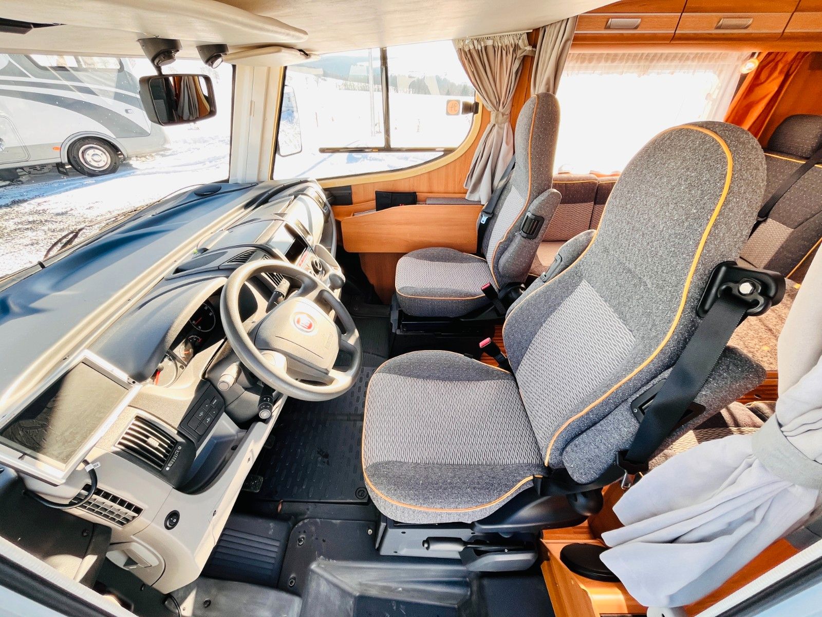 Fahrzeugabbildung Dethleffs GLOBEBUS 005 HUBBETT GROßE SITZGRUPPE SAT SOLAR