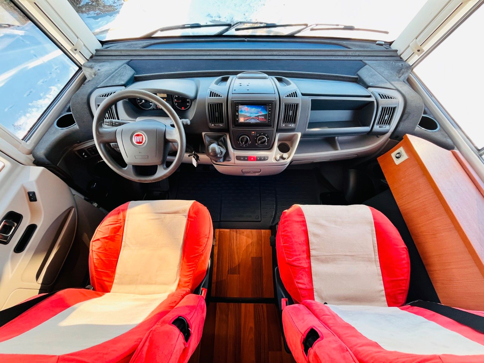 Fahrzeugabbildung HYMER / ERIBA / HYMERCAR B 554 FRANZ.BETT HUBBETT SAT SOLAR KLIMA 1.HAND