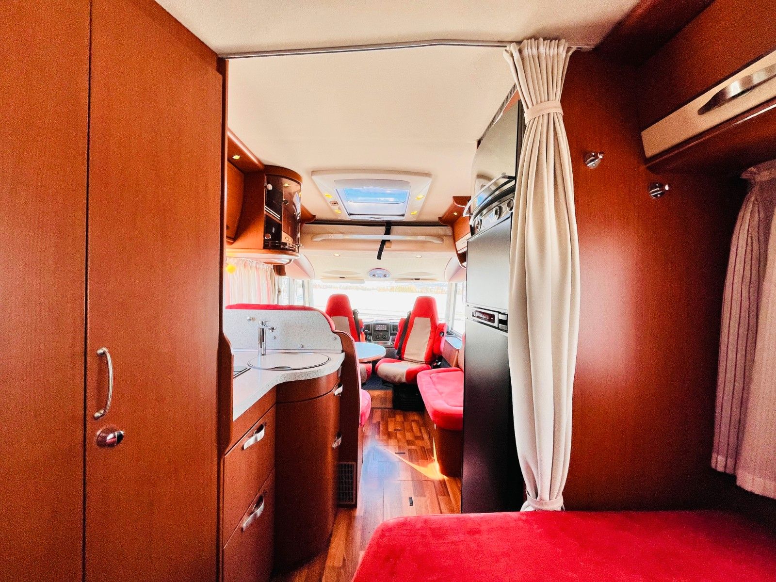 Fahrzeugabbildung HYMER / ERIBA / HYMERCAR B 554 FRANZ.BETT HUBBETT SAT SOLAR KLIMA 1.HAND