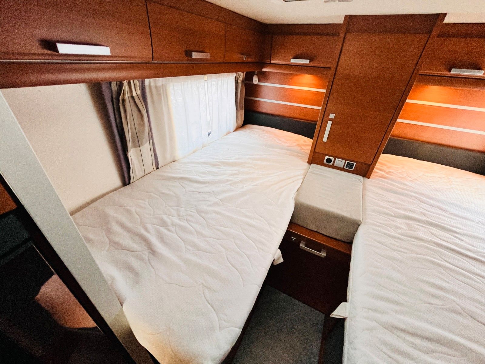 Fahrzeugabbildung Knaus SUN LINER 700LEG EINZELBETTEN SAT TV SOLAR KLIMA