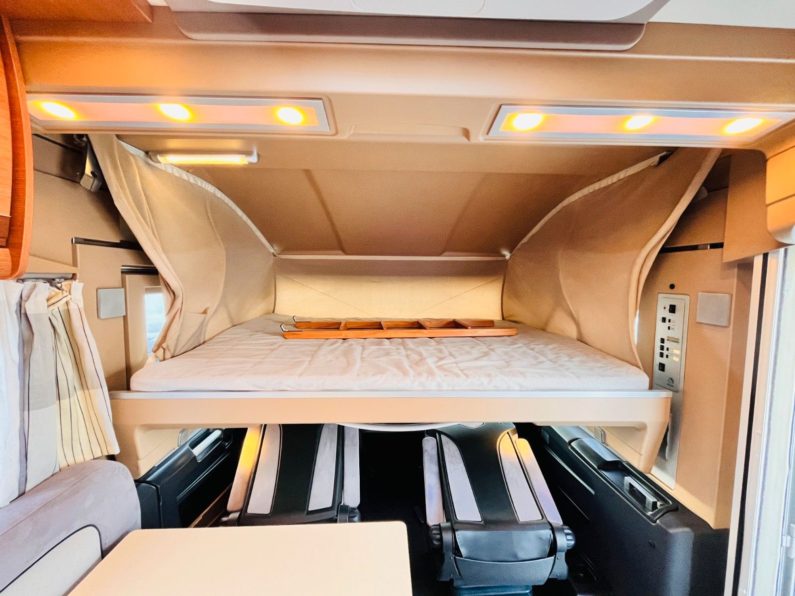 Fahrzeugabbildung Knaus SUN LINER 700LEG EINZELBETTEN SAT TV SOLAR KLIMA