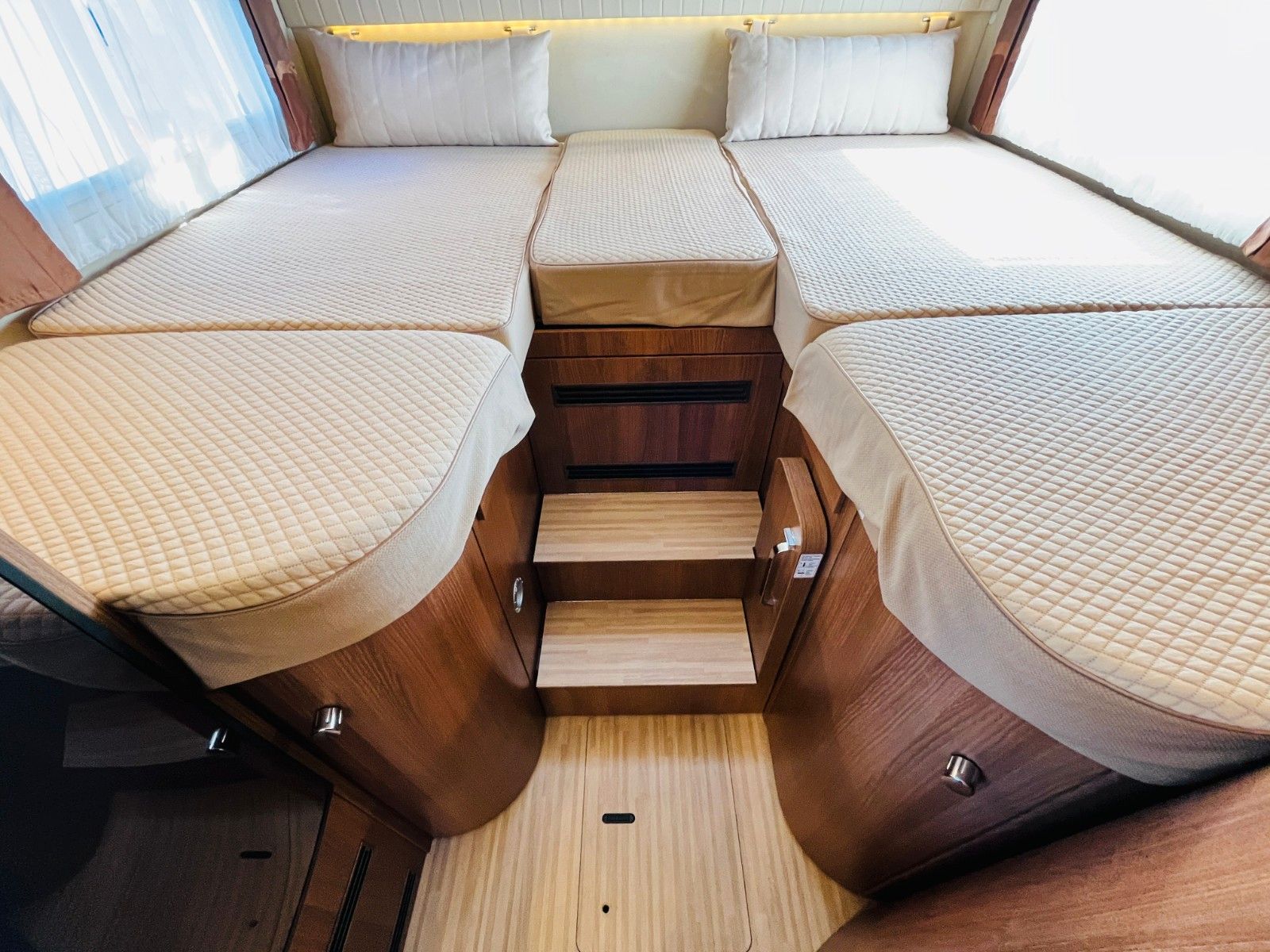 Fahrzeugabbildung Carthago C-TOURER T 143 LE 9G-AUTOMATIK SAT TV 1.HAND