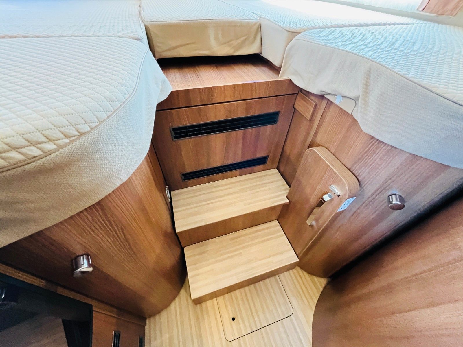 Fahrzeugabbildung Carthago C-TOURER T 143 LE 9G-AUTOMATIK SAT TV 1.HAND