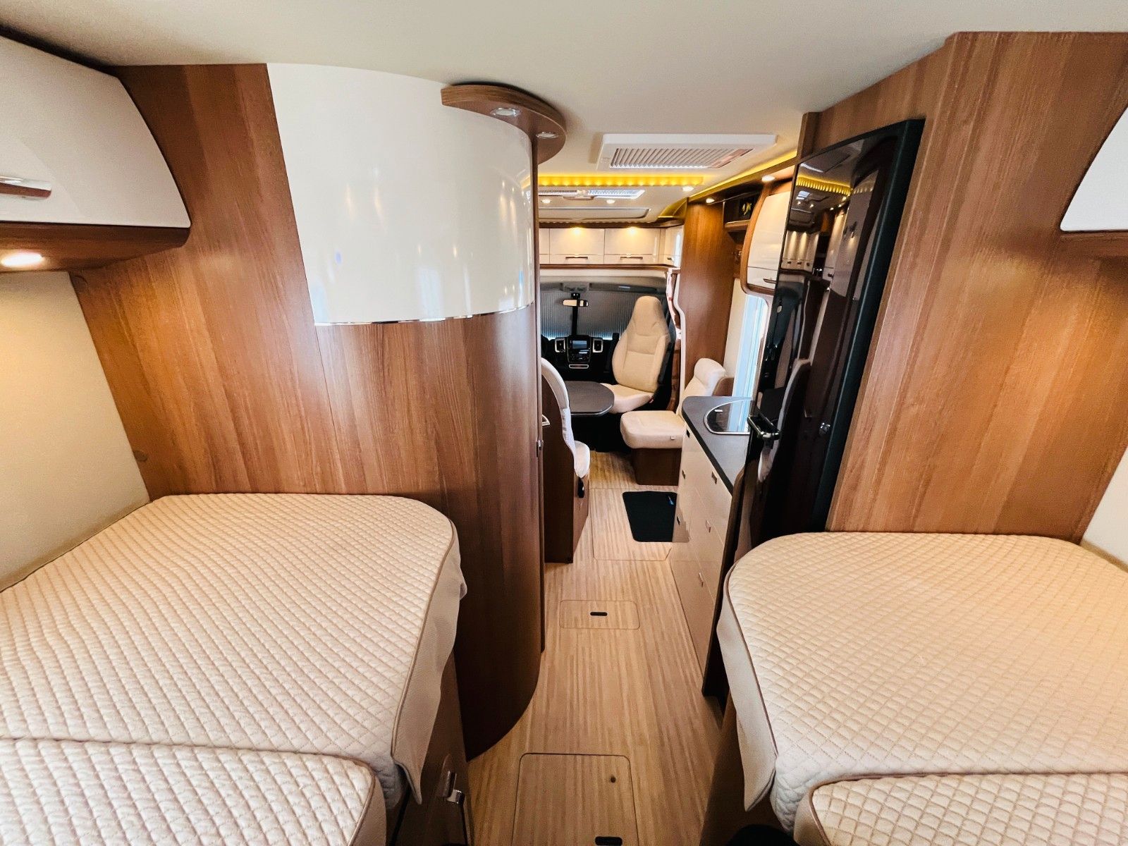 Fahrzeugabbildung Carthago C-TOURER T 143 LE 9G-AUTOMATIK SAT TV 1.HAND