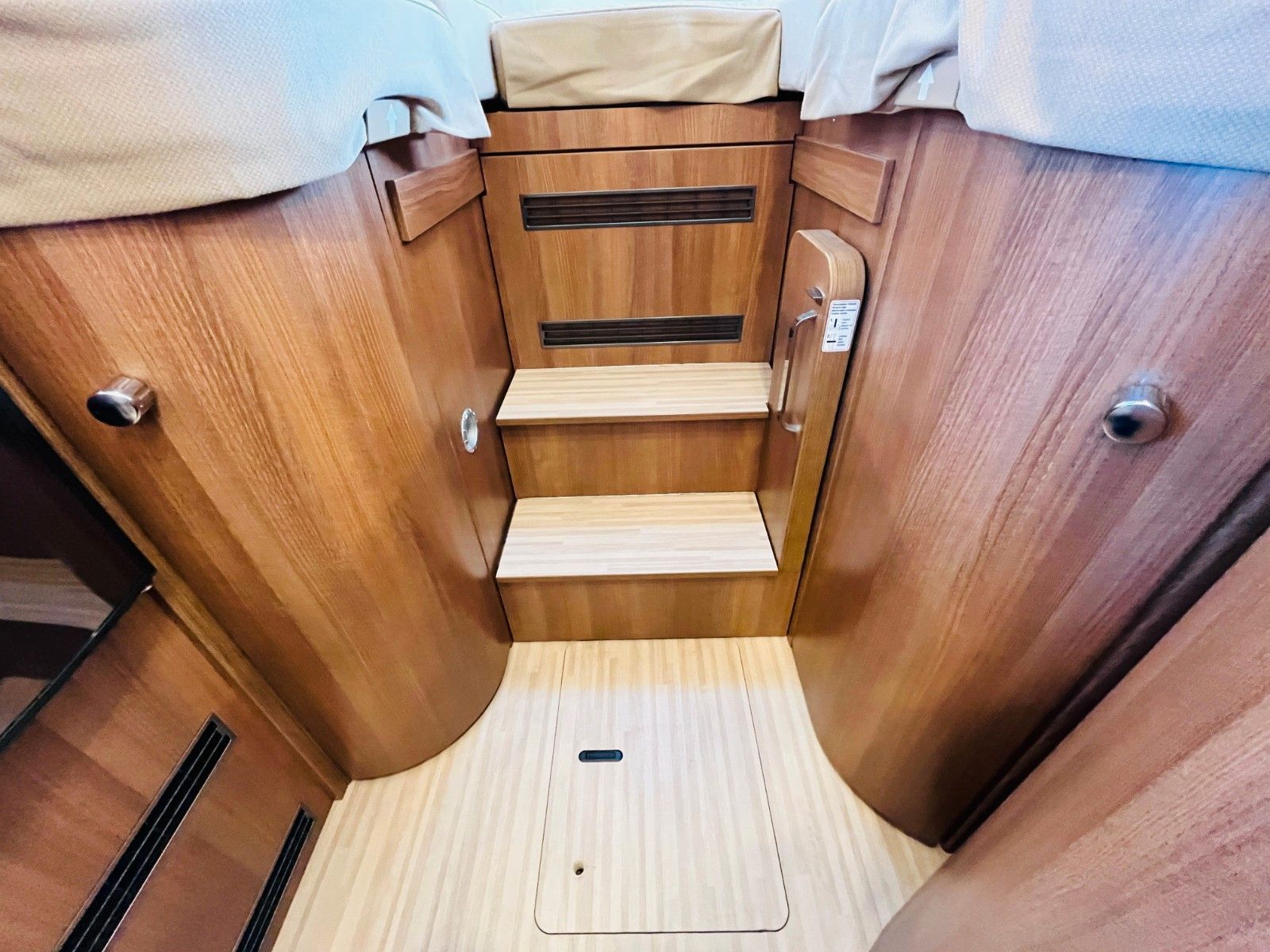 Fahrzeugabbildung Carthago C-TOURER T 143 LE 9G-AUTOMATIK SAT TV 1.HAND