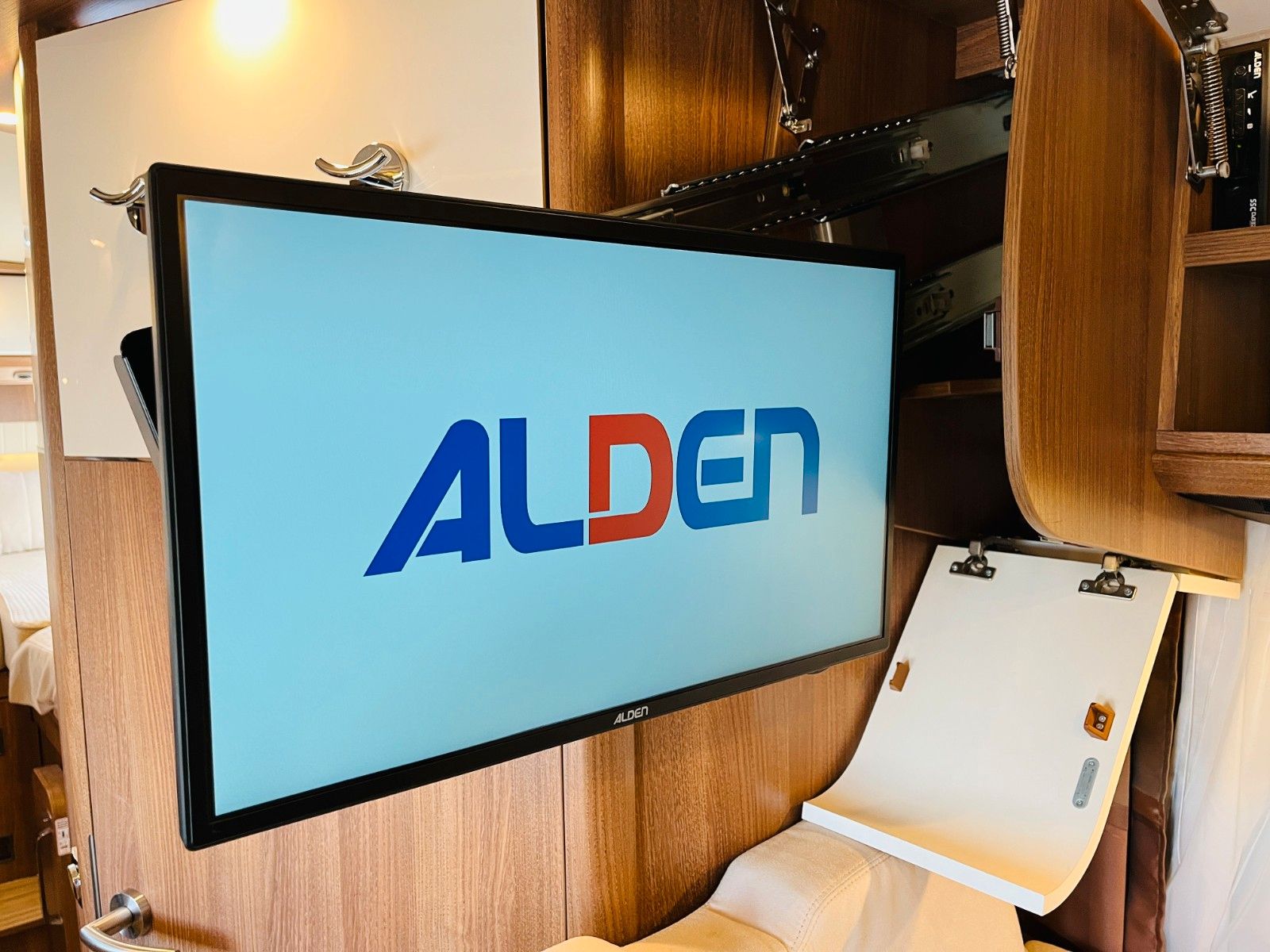 Fahrzeugabbildung Carthago C-TOURER T 143 LE 9G-AUTOMATIK SAT TV 1.HAND