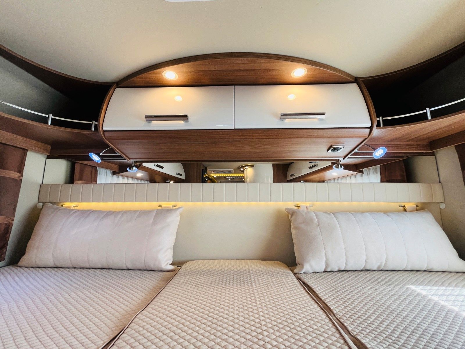 Fahrzeugabbildung Carthago C-TOURER T 143 LE 9G-AUTOMATIK SAT TV 1.HAND