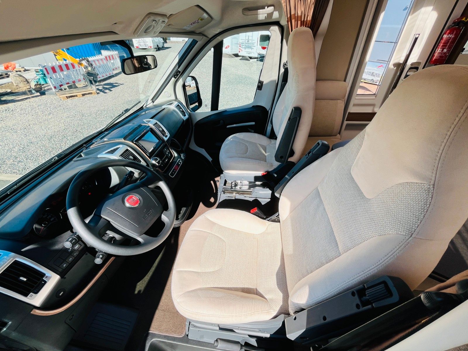 Fahrzeugabbildung Carthago C-TOURER T 143 LE 9G-AUTOMATIK SAT TV 1.HAND