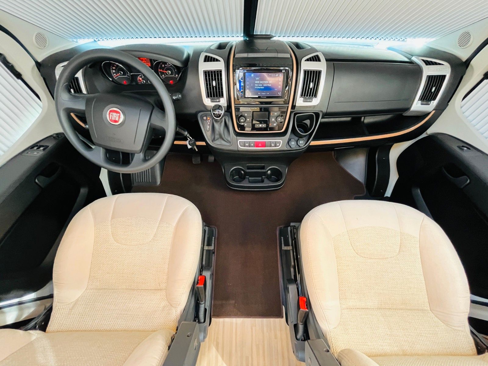 Fahrzeugabbildung Carthago C-TOURER T 143 LE 9G-AUTOMATIK SAT TV 1.HAND