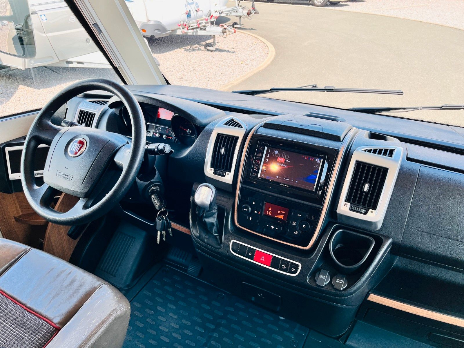 Fahrzeugabbildung Carthago C-TOURER I 144 LE RAUMBAD EINZELBETTEN AUTOMATIK