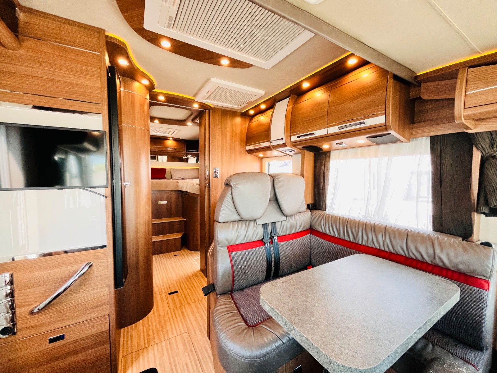 Fahrzeugabbildung Carthago C-TOURER I 144 LE RAUMBAD EINZELBETTEN AUTOMATIK