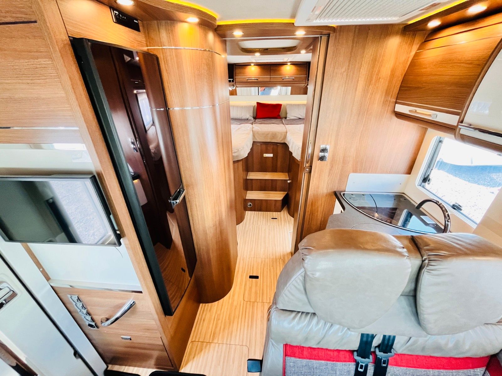 Fahrzeugabbildung Carthago C-TOURER I 144 LE RAUMBAD EINZELBETTEN AUTOMATIK