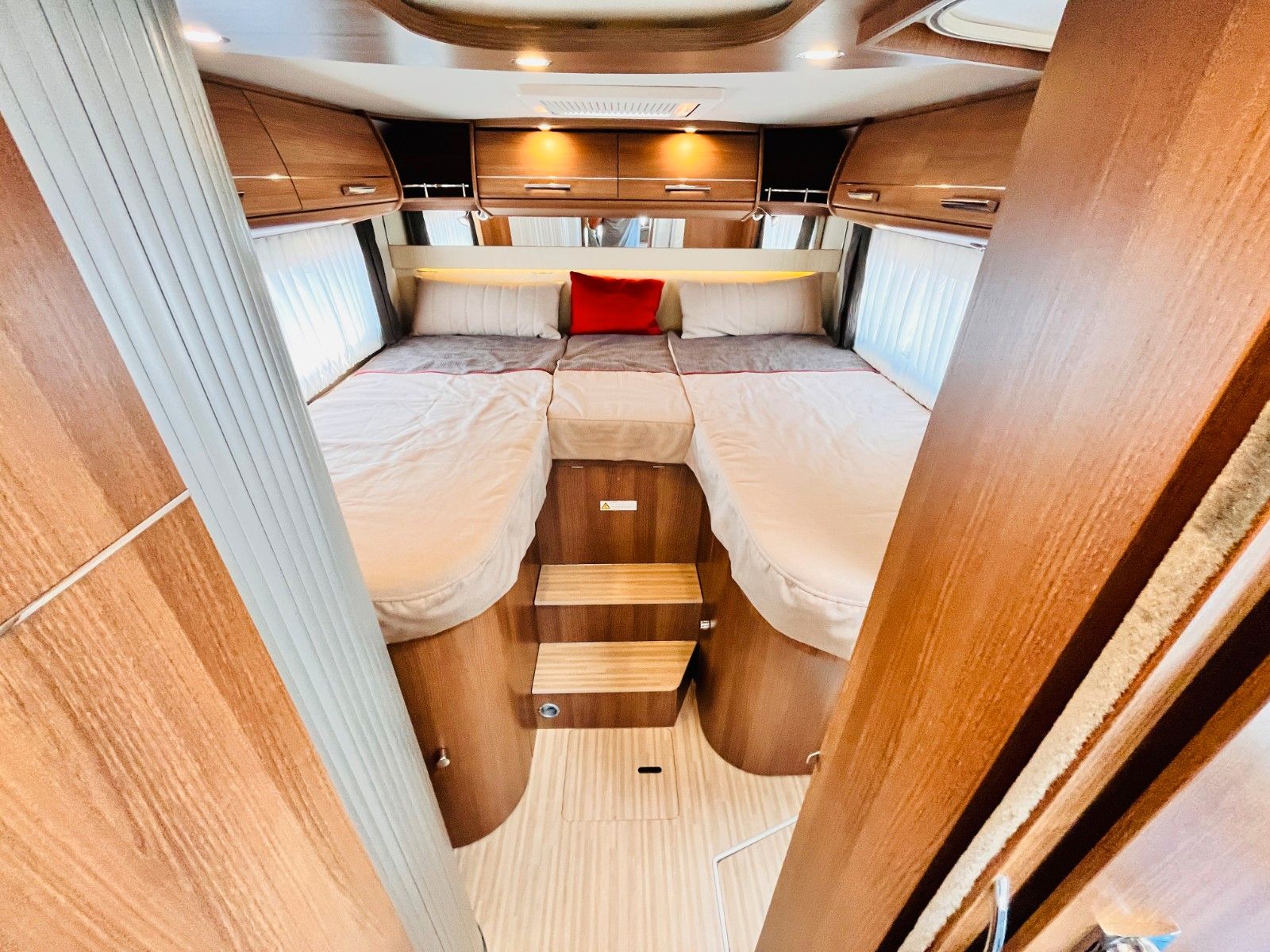 Fahrzeugabbildung Carthago C-TOURER I 144 LE RAUMBAD EINZELBETTEN AUTOMATIK