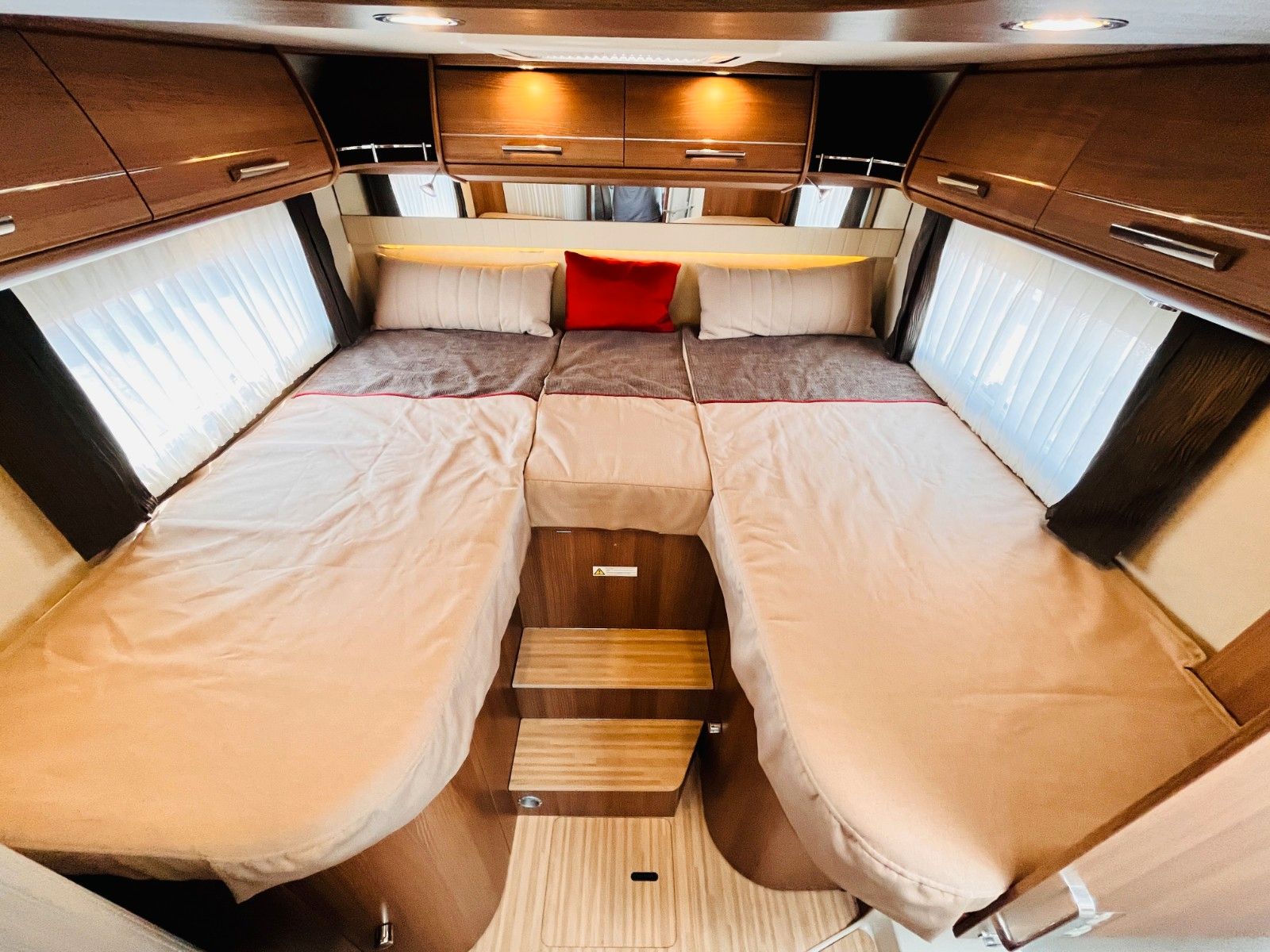 Fahrzeugabbildung Carthago C-TOURER I 144 LE RAUMBAD EINZELBETTEN AUTOMATIK