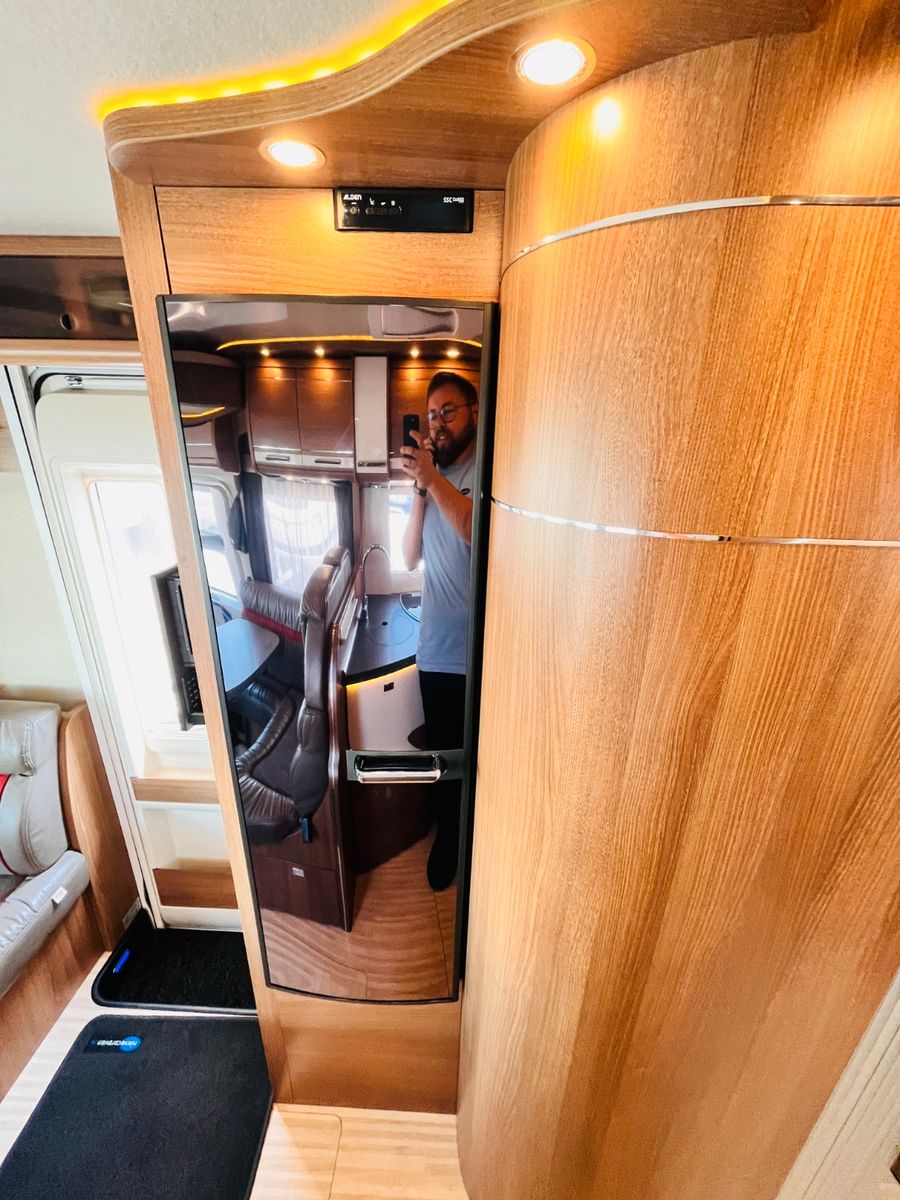 Fahrzeugabbildung Carthago C-TOURER I 144 LE RAUMBAD EINZELBETTEN AUTOMATIK