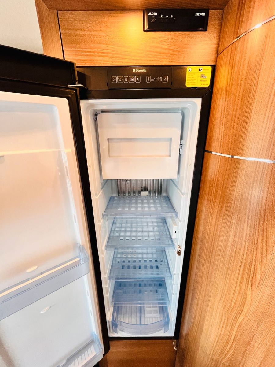 Fahrzeugabbildung Carthago C-TOURER I 144 LE RAUMBAD EINZELBETTEN AUTOMATIK