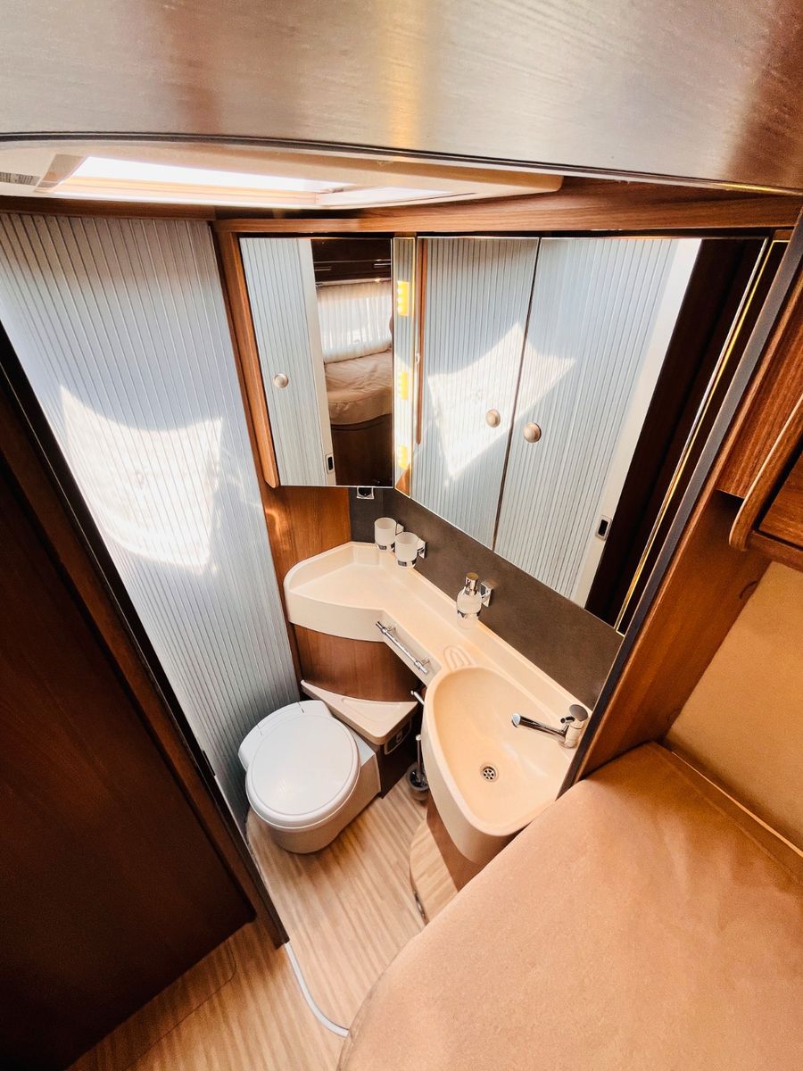 Fahrzeugabbildung Carthago C-TOURER I 144 LE RAUMBAD EINZELBETTEN AUTOMATIK