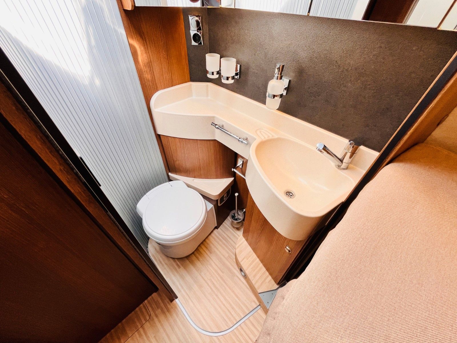 Fahrzeugabbildung Carthago C-TOURER I 144 LE RAUMBAD EINZELBETTEN AUTOMATIK