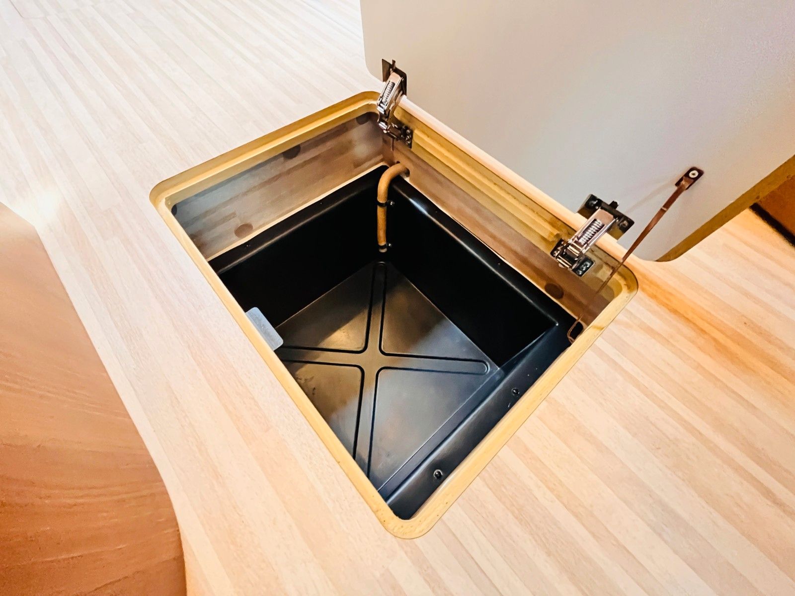 Fahrzeugabbildung Carthago C-TOURER I 144 LE RAUMBAD EINZELBETTEN AUTOMATIK